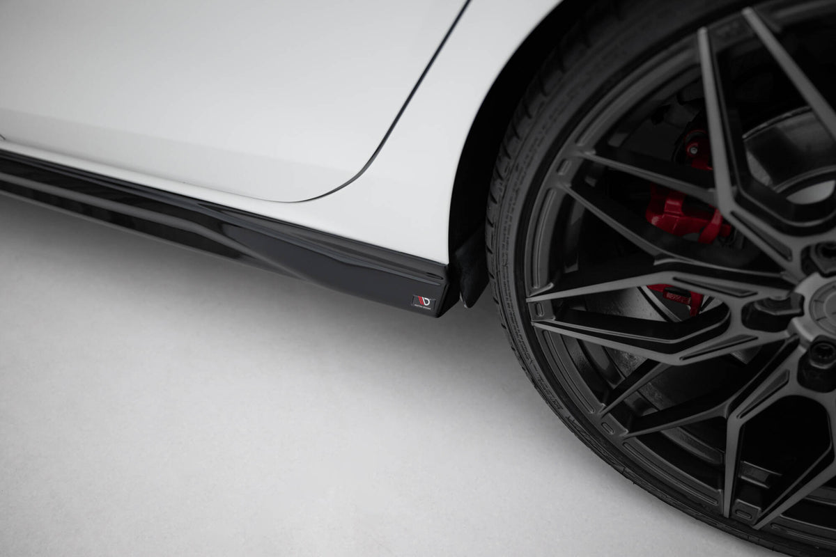 Front- og sideplitter V.3 VW Golf 8 GTI Facelift – hele settet utpakket med monteringsdeler