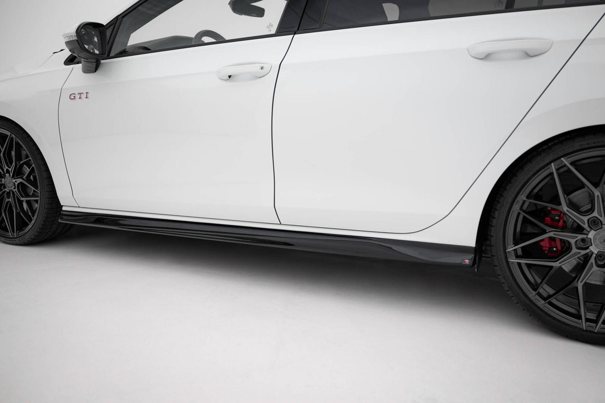 Bodykit splitter V.3 VW Golf 8 GTI Facelift sett skrått forfra