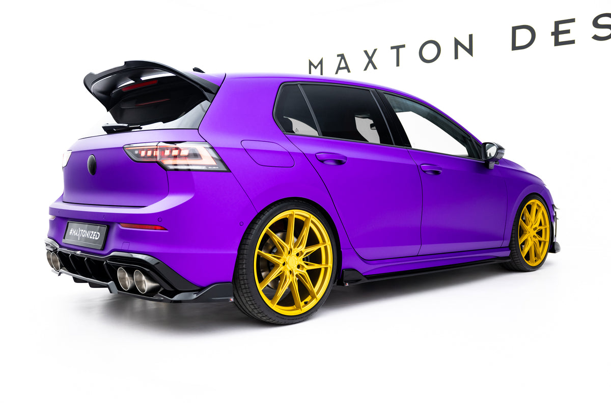 Splittersett V.6 for VW Golf 8 R Facelift montert på bil med sportslig styling
