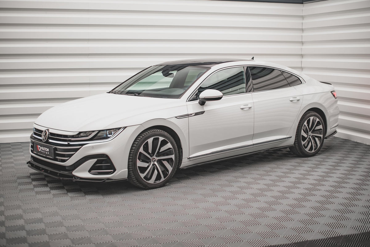 Splittersett for VW Arteon R-Line Facelift montert på bil, sett forfra i skrå vinkel
