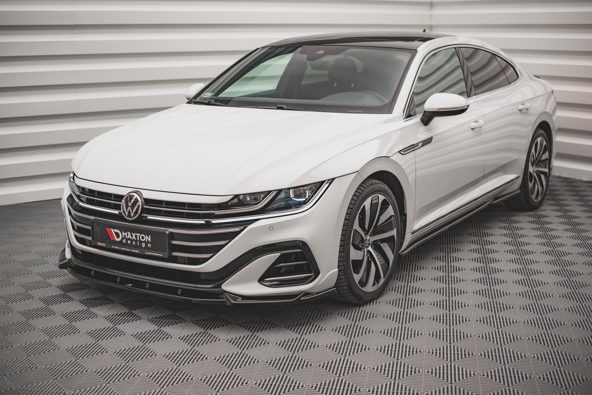 Skrått perspektiv av VW Arteon R-Line Facelift med komplett Maxton splittersett montert
