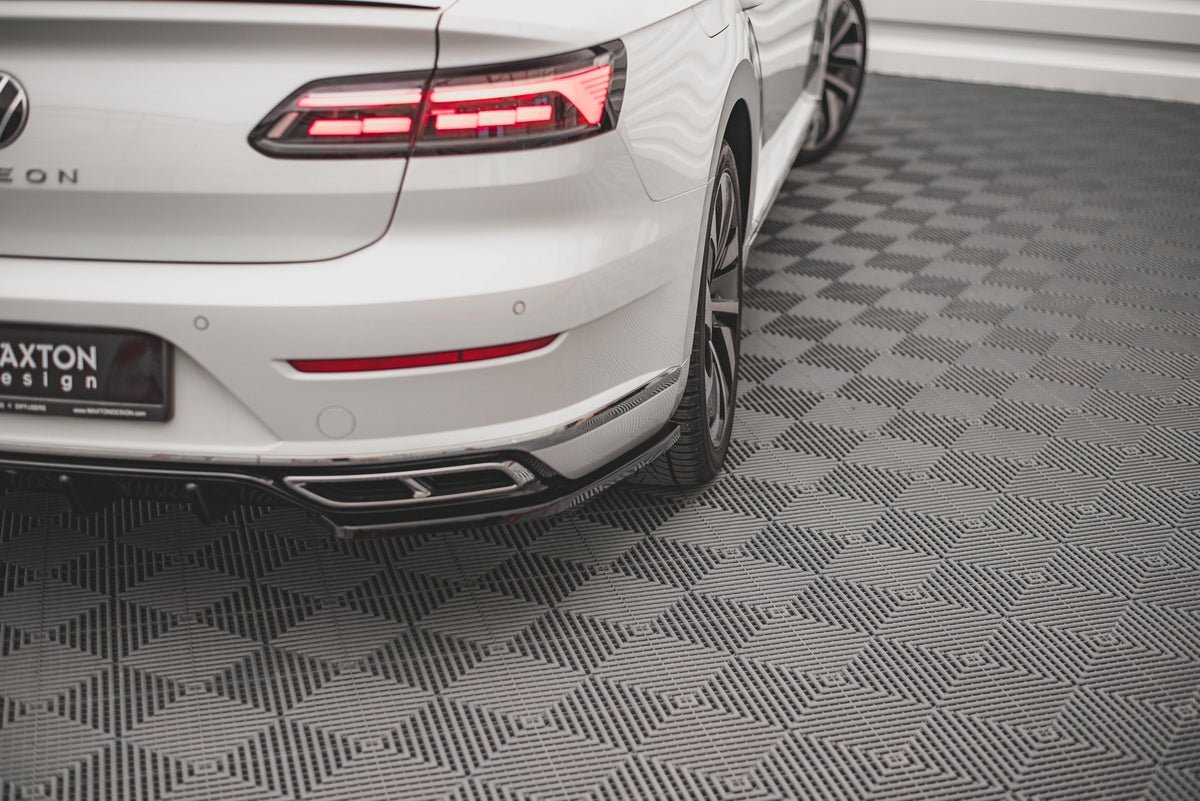 Frontsplitter til VW Arteon R-Line Facelift vist på skrå vinkel med synlig leppeprofil