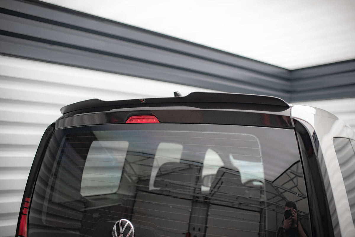 M-Maxton splittersett installert på VW Caddy Mk5 fotografert utendørs fra skrått forfra på venstre side
