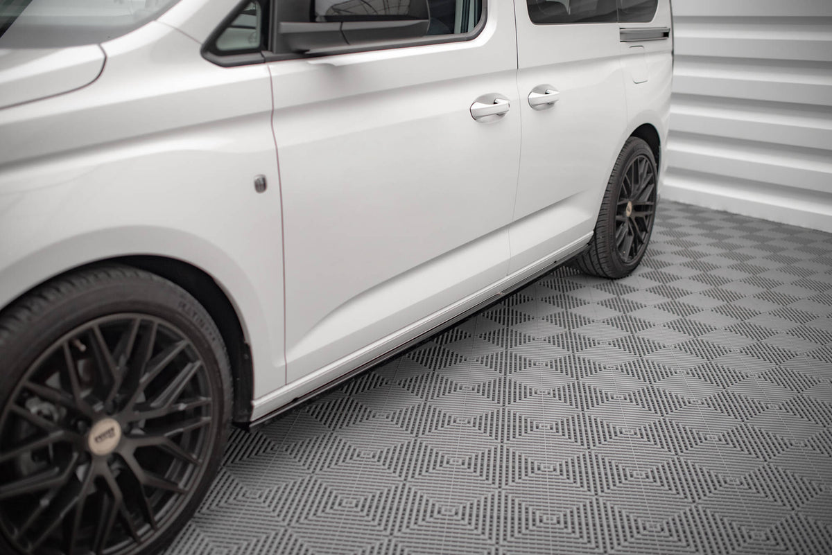 M-Maxton splittersett til VW Caddy Mk5 pakket med monteringsanvisning og tilbehør synlig i esken