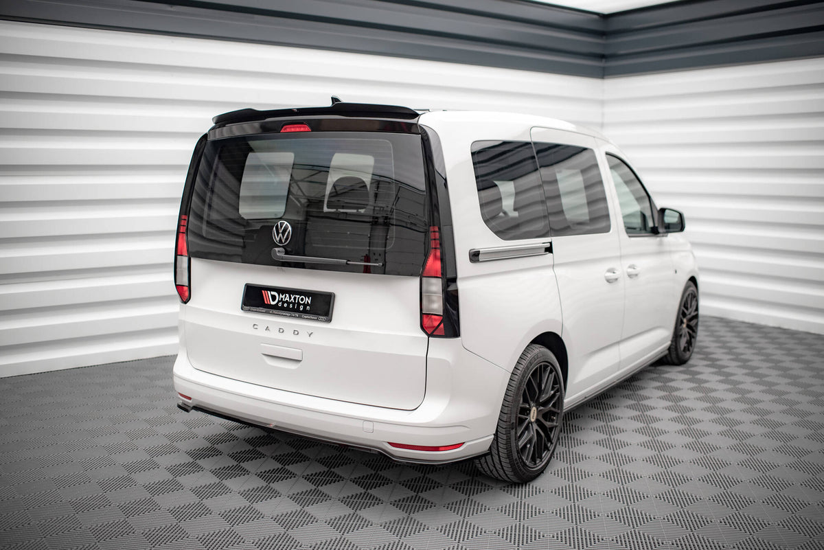 M-Maxton splittersett montert på VW Caddy Mk5, viser hvordan frontsplitteren sitter på bilen sett forfra