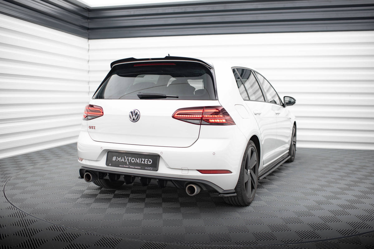 Nærbilde av blank sort overflate på splittersett til Golf GTI Mk7 Facelift