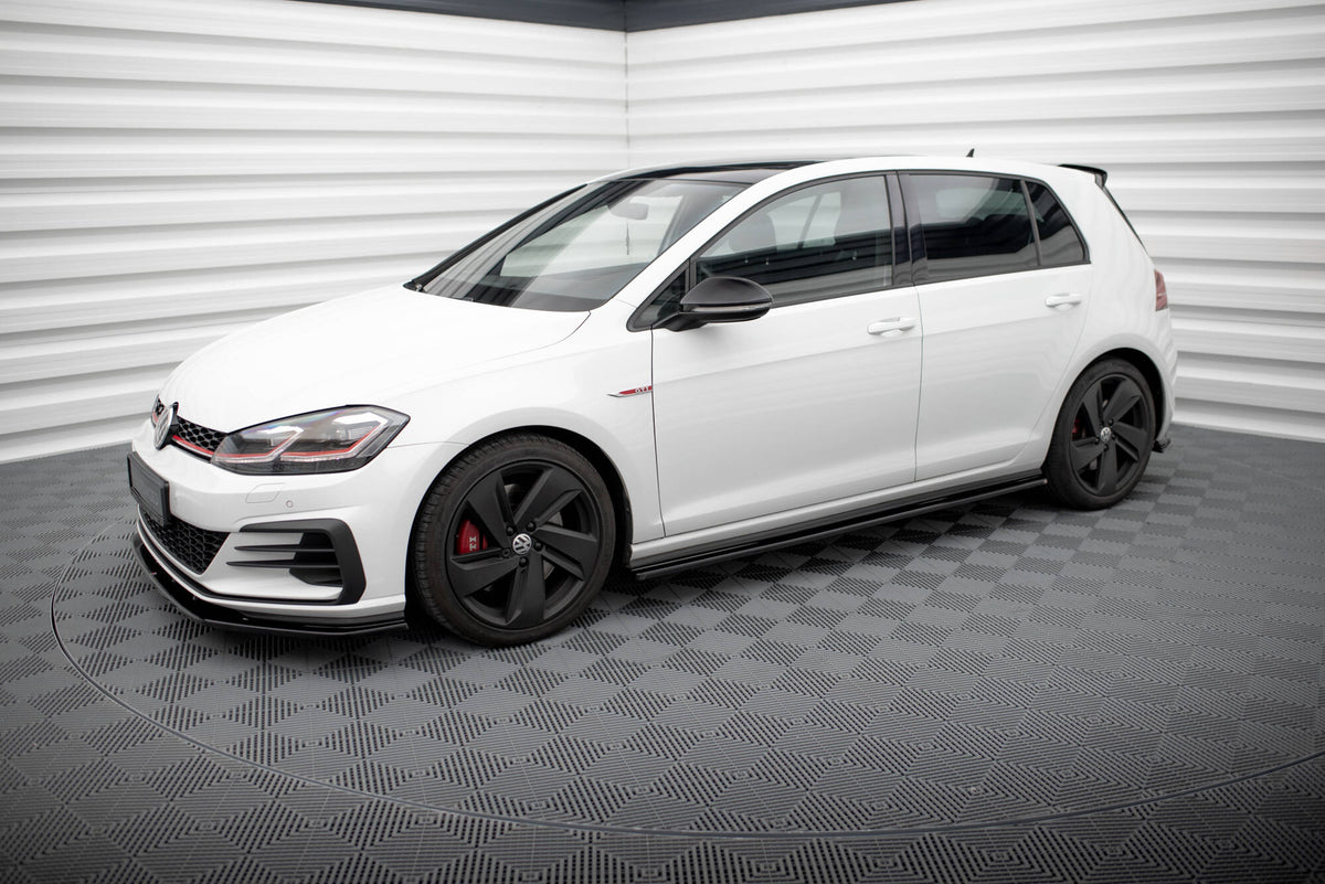 Splittersett i blank sort ABS til Volkswagen Golf GTI Mk7 Facelift montert på bil