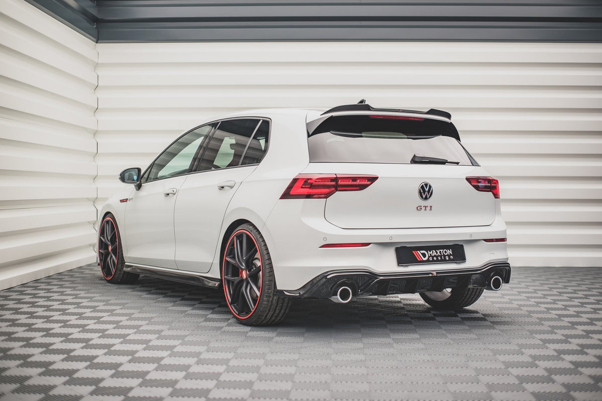 Bodykit splitter for VW Golf 8 GTI sett skrått forfra