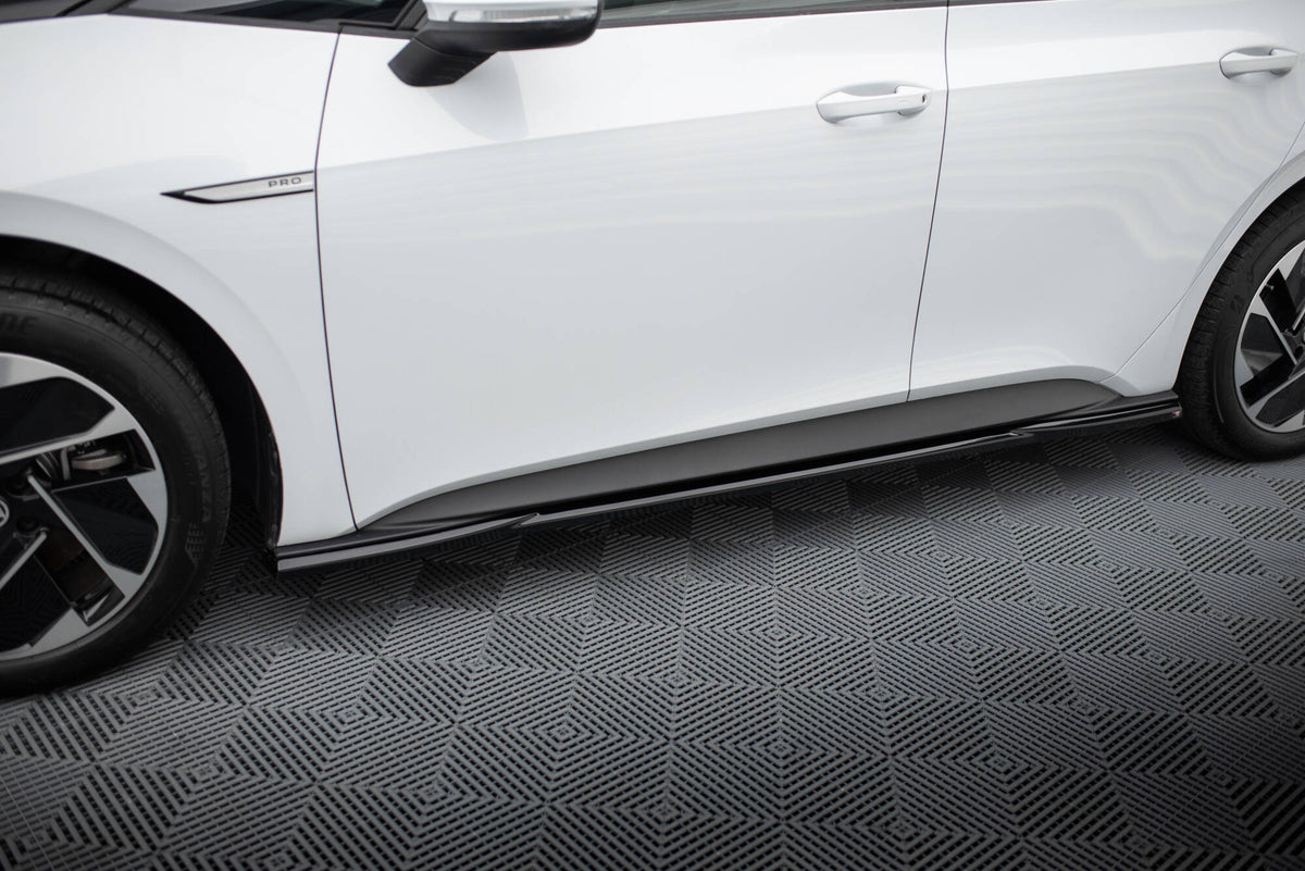 VW ID.3 Mk1 med Maxton frontspoiler – sort finish på hvit bil