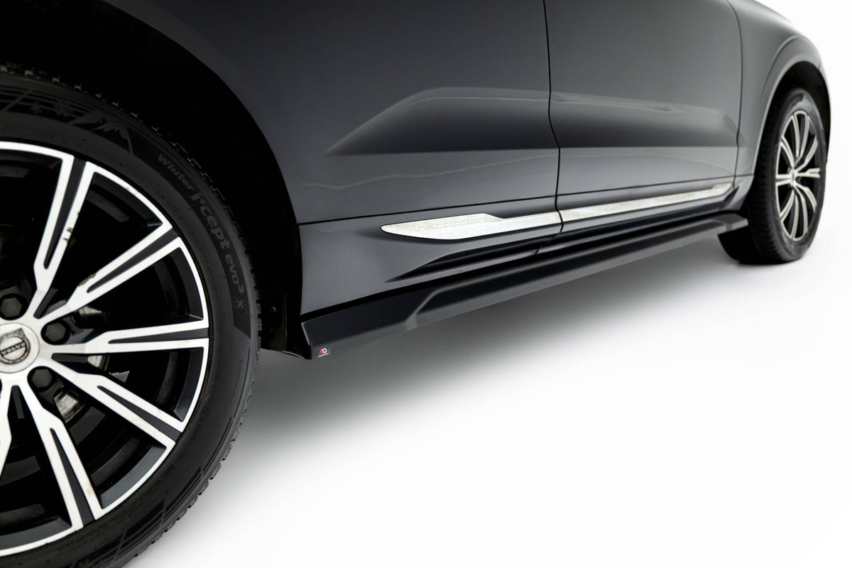 Splittersett Volvo XC60 MK2 fra Maxton Design, detalj festepunkter i svart blank ABS-plast