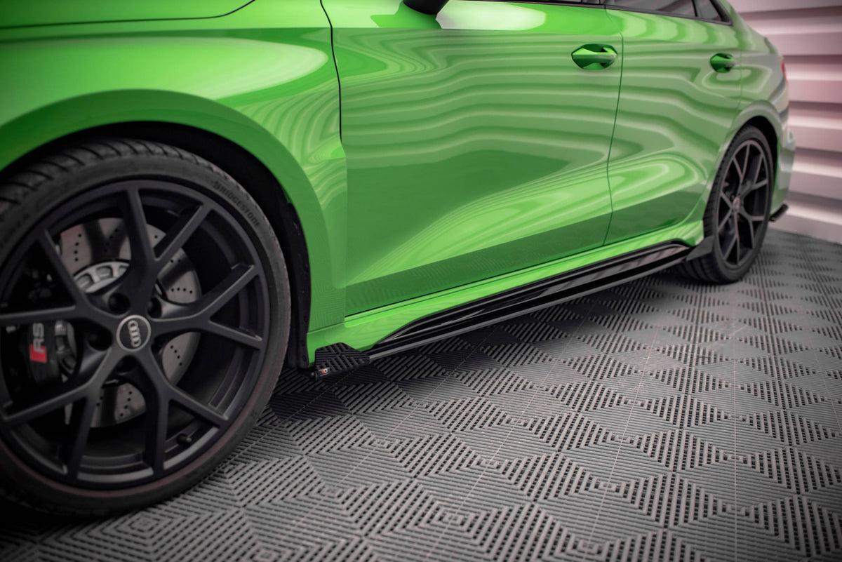 Sideflaps montert på Audi RS3 Sedan 8Y i matt sort finish for et sporty sideprofil