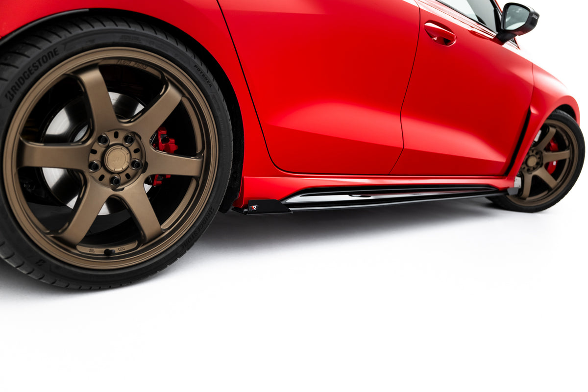 Sideflaps til Audi RS3 Sedan 8Y Facelift i sort finish montert på sideskjørt – gratis frakt