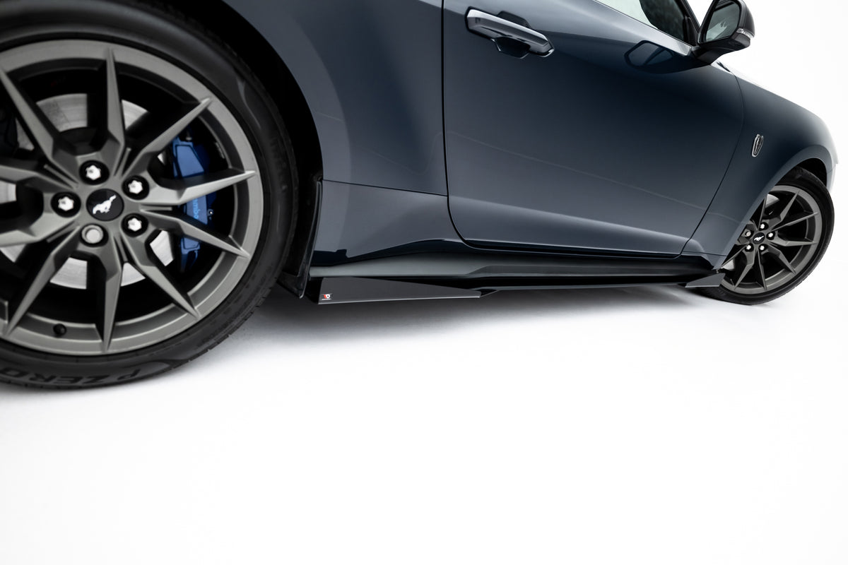 Nærbilde av sidesplitter i 10 mm ABS-plast til Ford Mustang Dark Horse Mk7