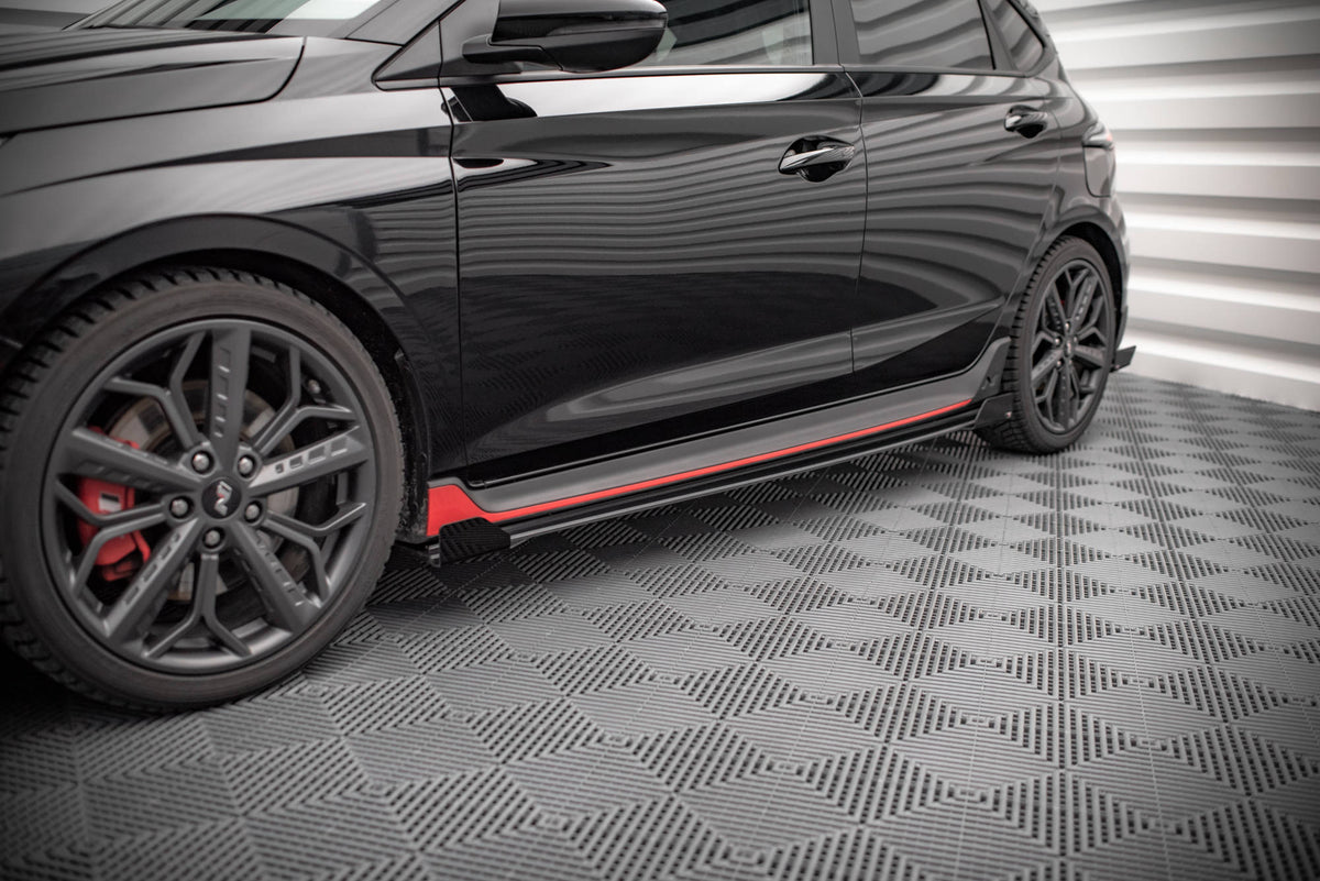 Sideflaps til Hyundai i20 N MK3 fra Maxton Design, sett i skrå vinkel