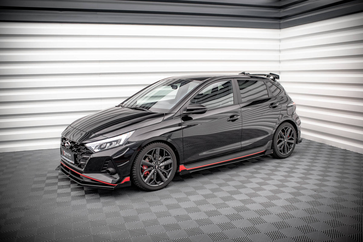 Matt svarte Street Pro sideflaps for Hyundai i20 N, nærbilde av overflaten