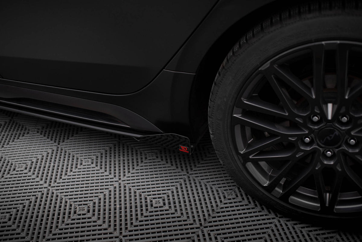 Sideflaps Street Pro for Kia ProCeed GT Facelift montert på bilens sideparti, skrå vinkel