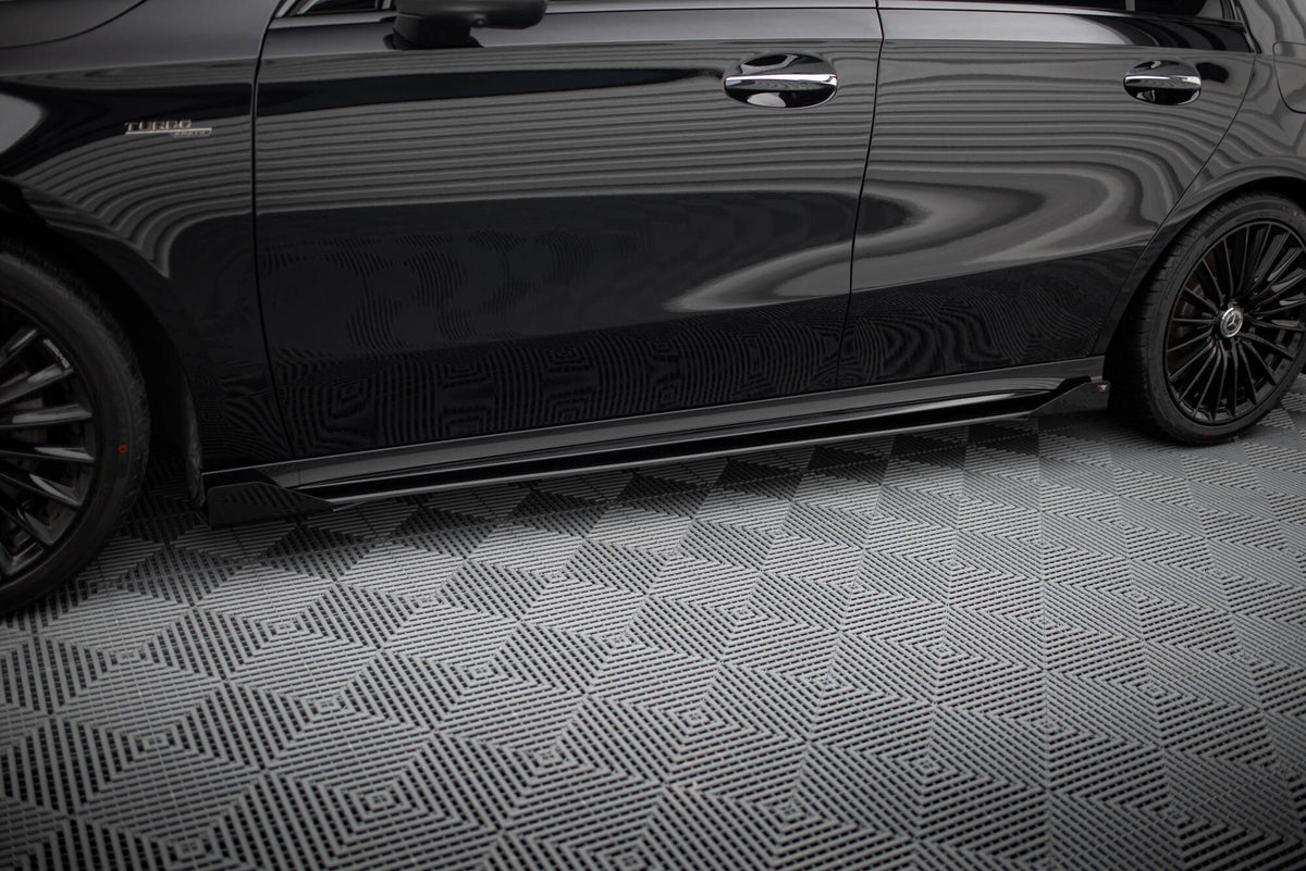 Street Pro sideflaps montert på Mercedes A35 AMG, skrå vinkel fra siden