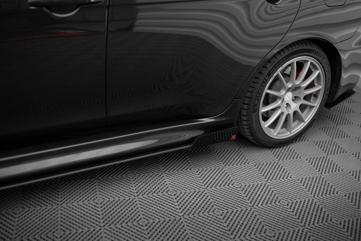 Sideflaps til Mitsubishi Lancer Evo X i blank svart sett ovenfra