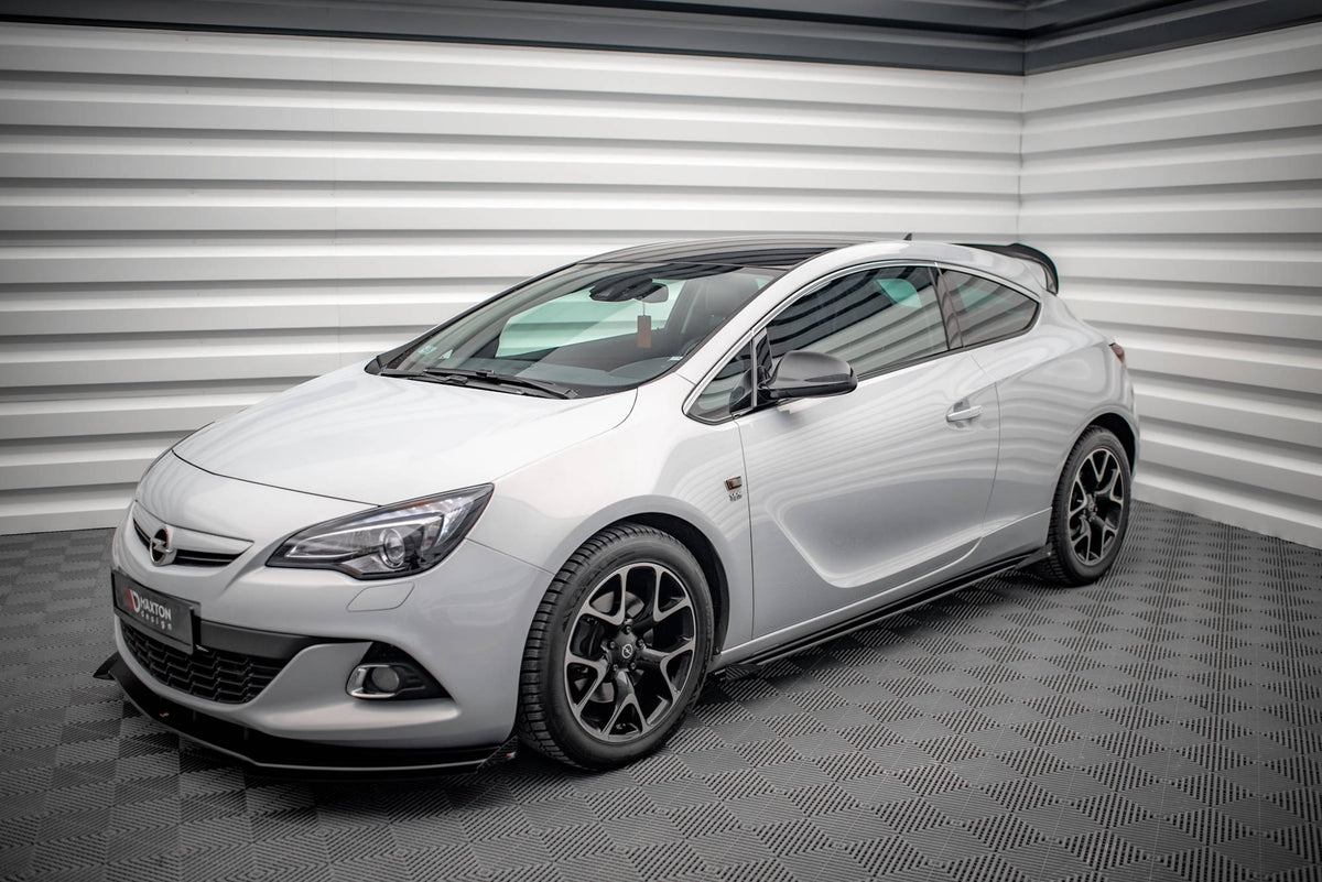 Street Pro sideflap montert på sideskjørt-diffuser til Opel Astra GTC, nærbilde