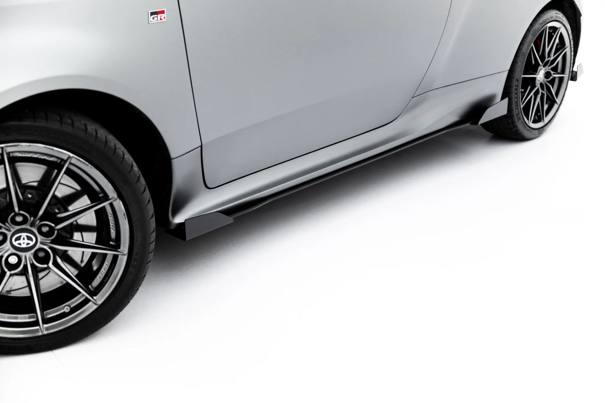 Nærbilde av kantfinish på sidesplittere til GR Yaris Mk4 Facelift