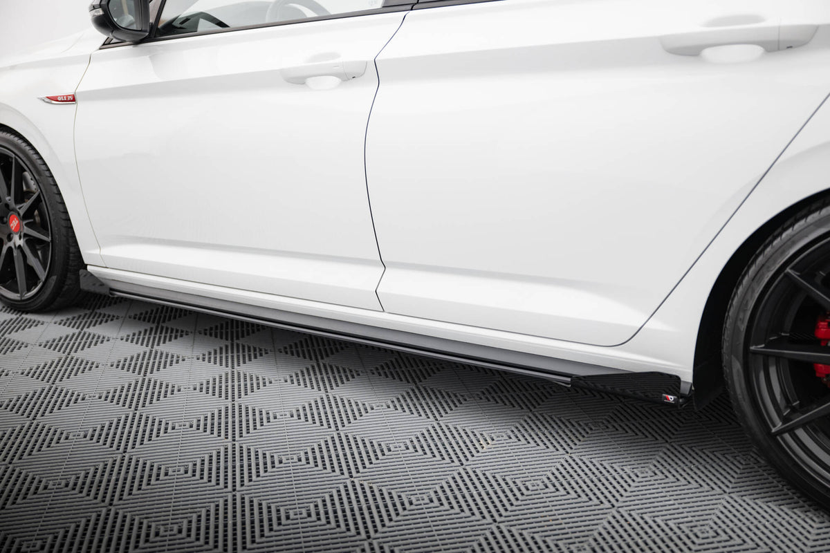 Nærbilde av sideflaps i ABS-plast med UV-belegg til Jetta GLI MK7