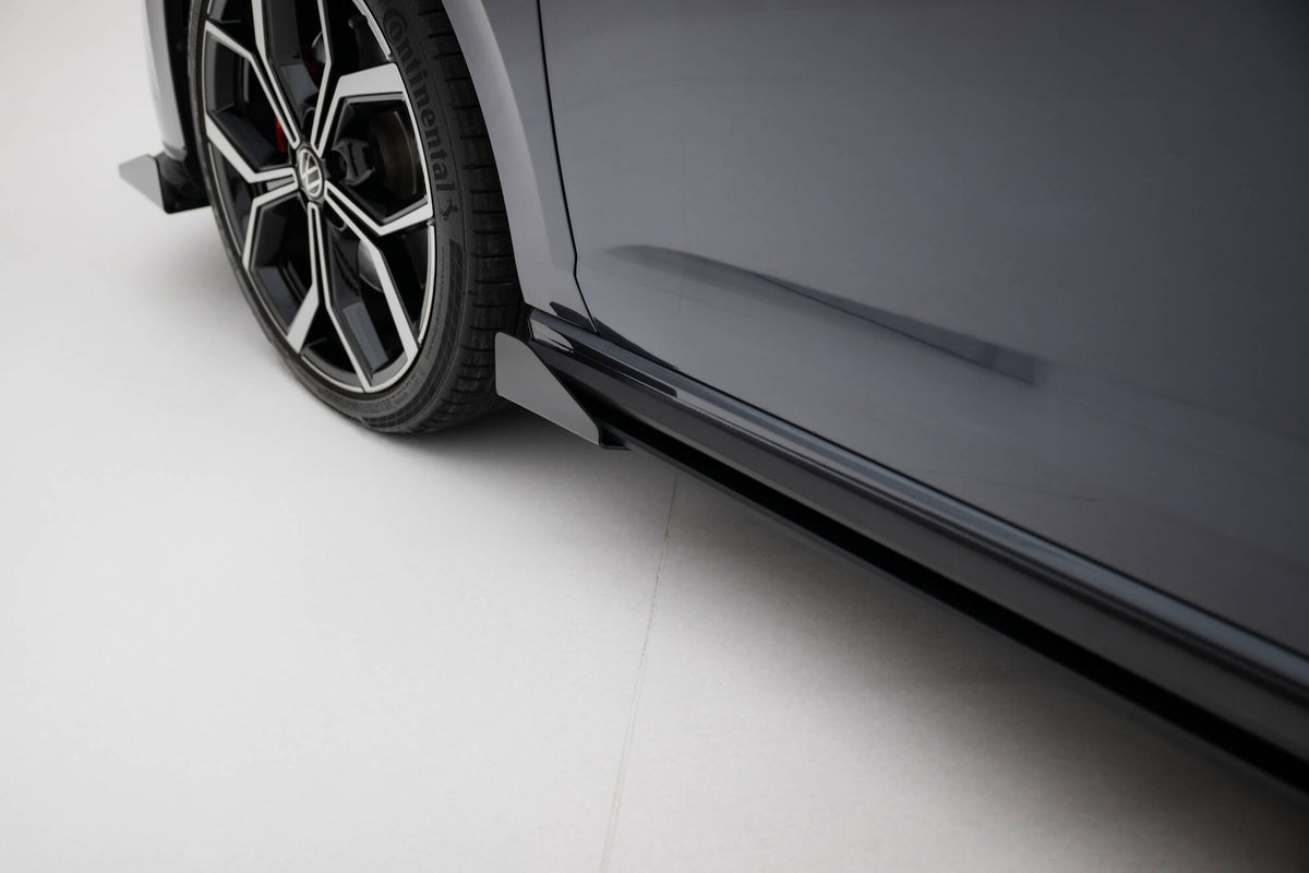 Par med Street Pro sideflaps til VW Polo GTI vist fra skrå vinkel