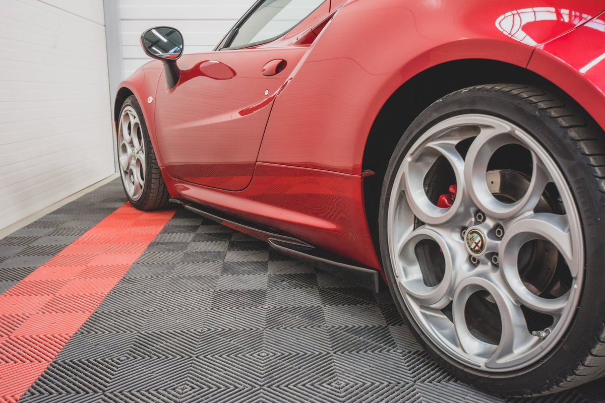Maxton Design sideskjørt for Alfa Romeo 4C vist fra skrå vinkel