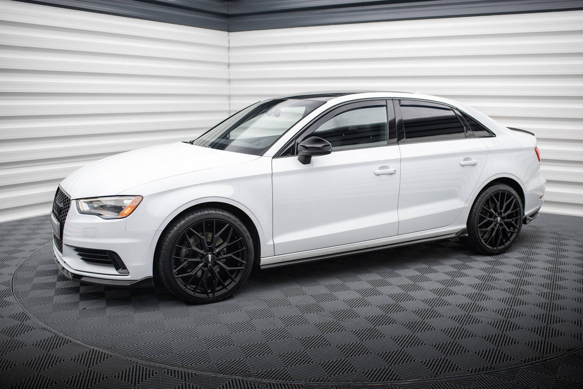 Nærbilde av sideskjørt-diffusor for Audi A3 8V med sort finish