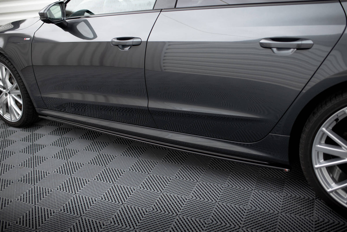 Nærbilde av ABS-overflaten på sideskjørt diffusor til Audi A7 C8