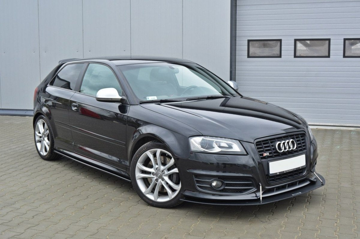 Sideskjørt montert på Audi RS3 8P i skrå vinkel fra siden