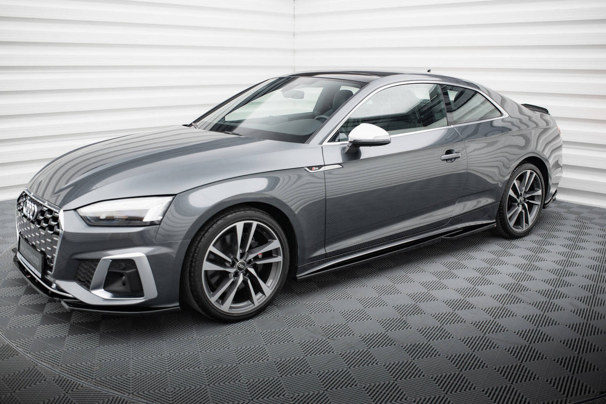 Sideskjørt diffuser i sort ABS-plast montert på Audi A5 S-Line Coupe, skrå vinkel