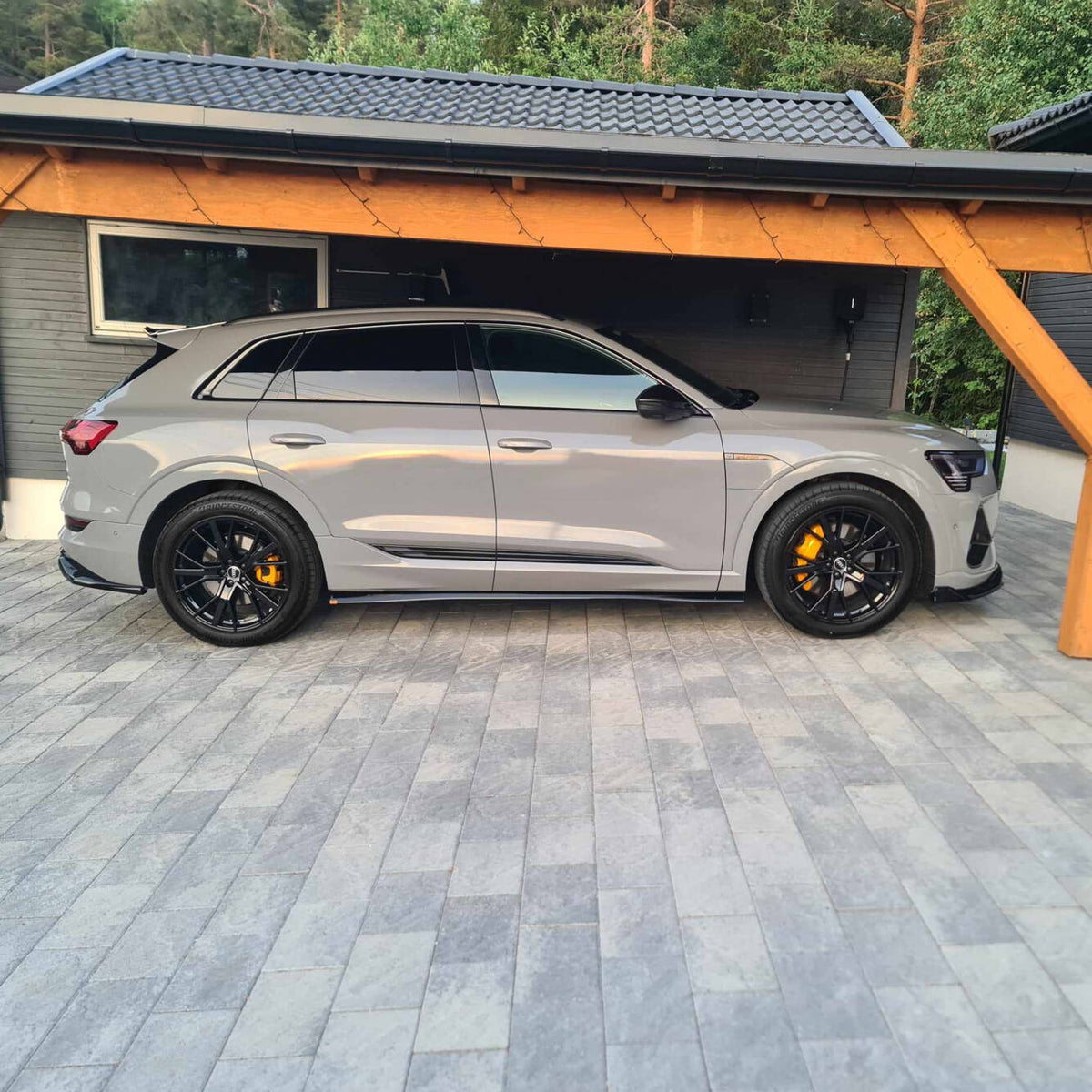 Sideskjørt diffuser montert på Audi e-Tron S-Line, sidevisning