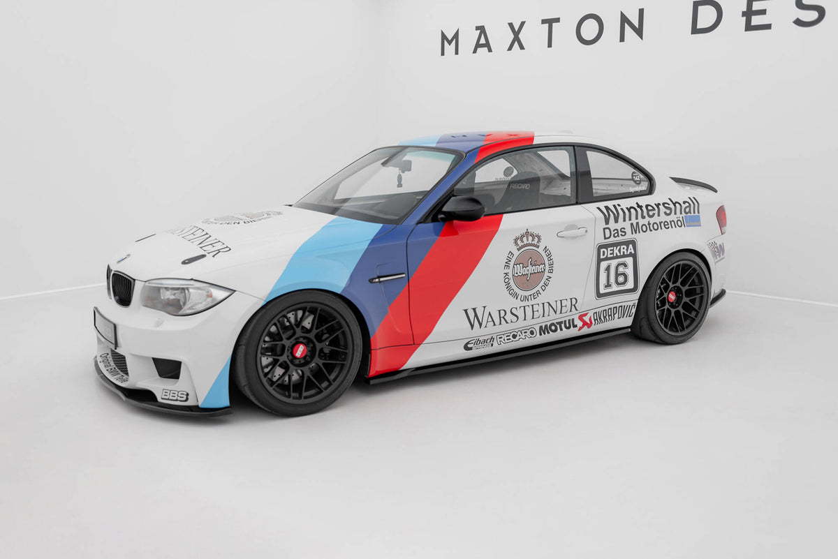 Sideskjørt diffusorer montert på BMW E82 1 M Coupe i sort finish sett fra siden