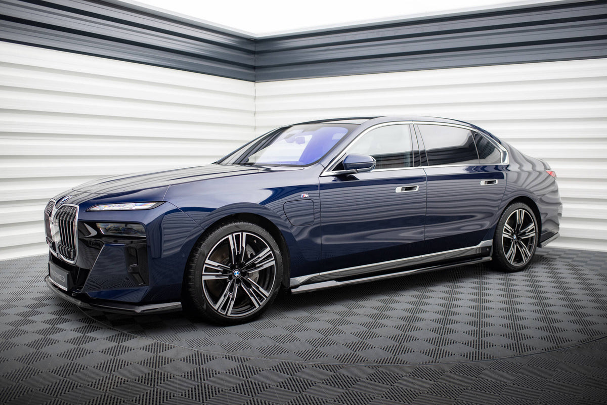 Sideskjørt til BMW 7-serie G70 M-Pakke sett fra siden, montert langs terskelområdet med sporty design