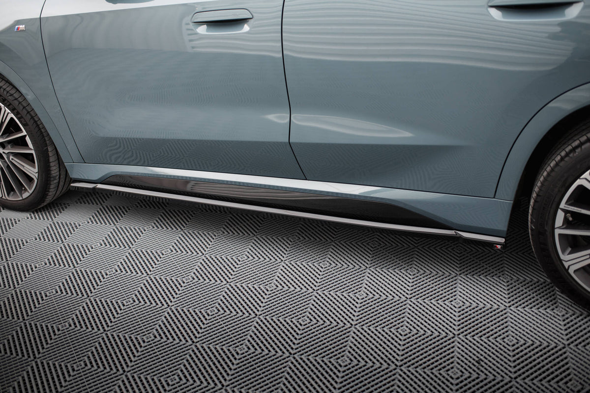 Nærbilde av Gloss Black finish på Maxton sideskjørt til BMW X1 U11 M-Pakke