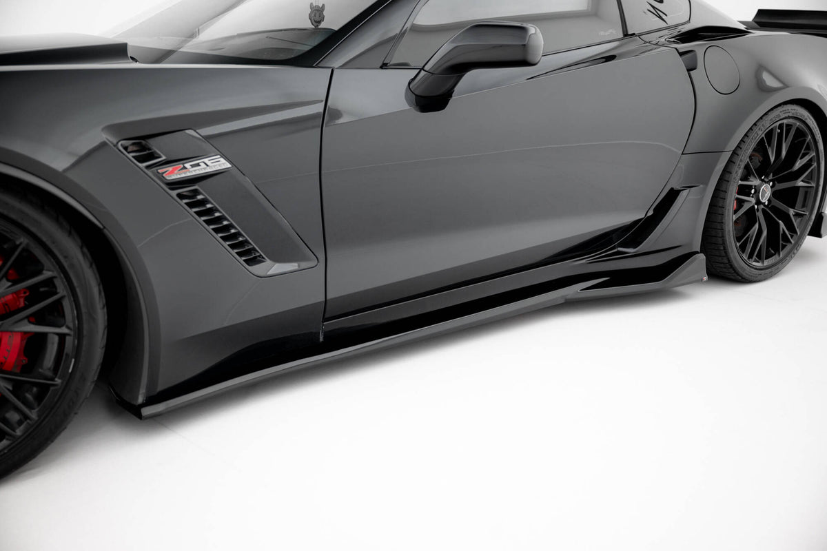 Sideskjørt diffusorer til Chevrolet Corvette Z06 C7 sett forfra i skrå vinkel