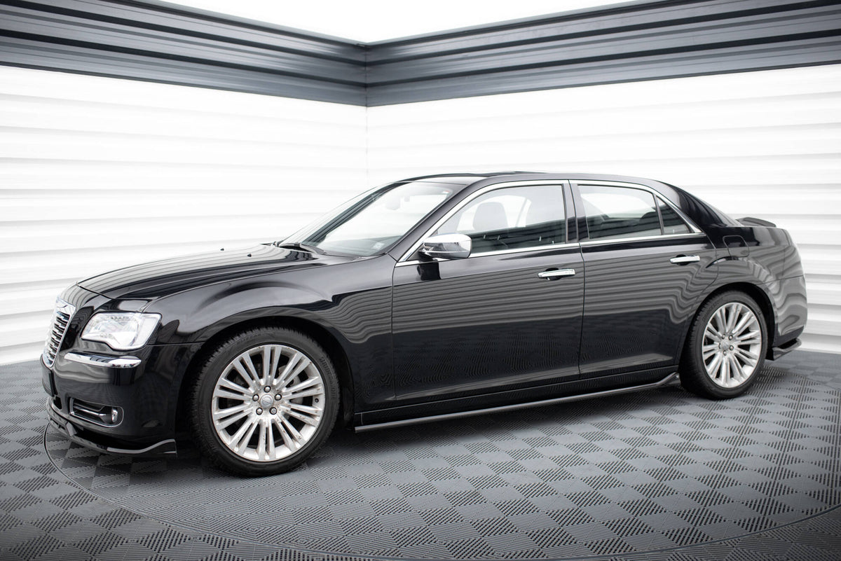 Sideskjørt tillegg for Chrysler 300 Mk2 montert på bil sett fra siden