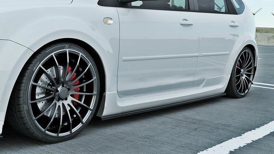 Sideskjørt-diffuser for Ford Focus ST MK2 fotografert i skrå vinkel