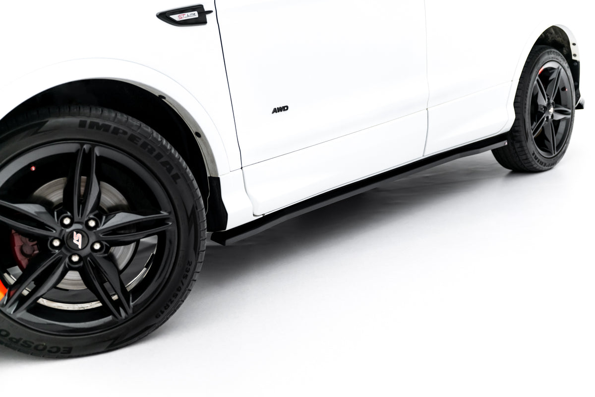 Nærbilde av sideskjørt diffuser på Ford Kuga ST-Line Mk2 Facelift