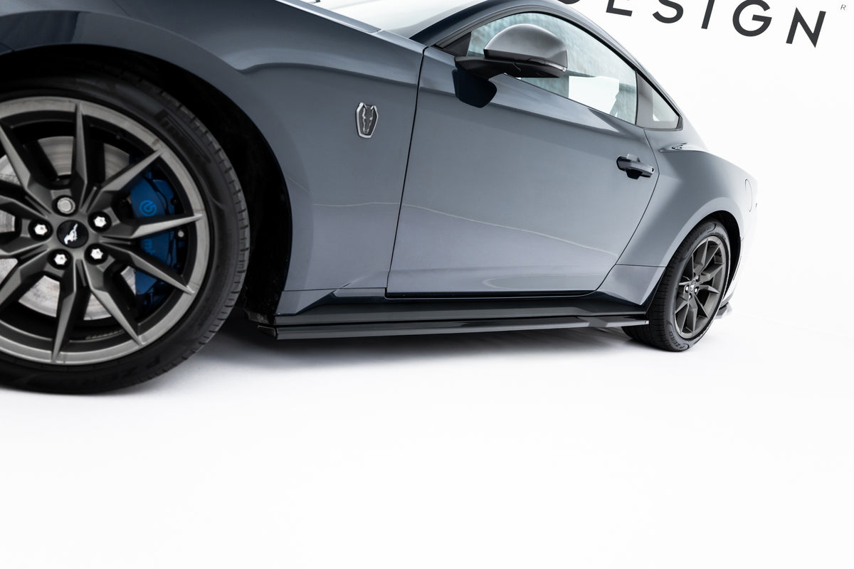 Nærbilde av sidesplitter i ABS-plast til Ford Mustang Dark Horse Mk7