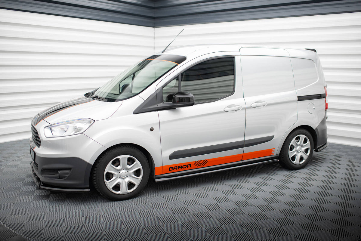Nærbilde av sideskjørt i sort teksturert ABS-plast for Ford Transit Courier