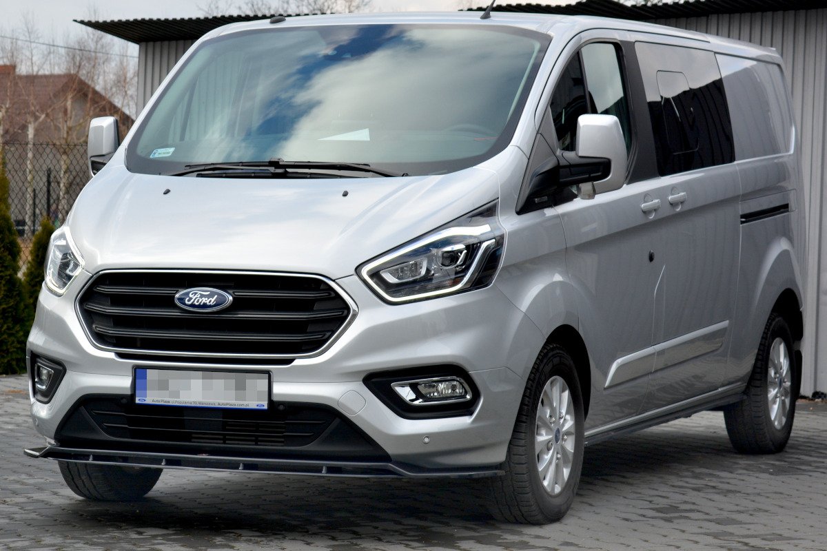 Maxton sideskjørt montert på Ford Transit Custom i sort finish
