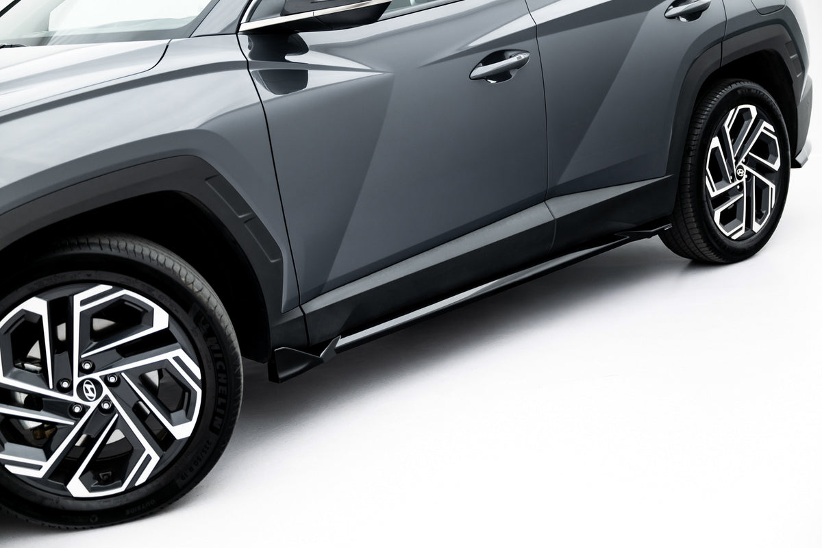 Nærbilde av sideskjørt diffuser til Hyundai Tucson Mk4 med Gloss Black-finish