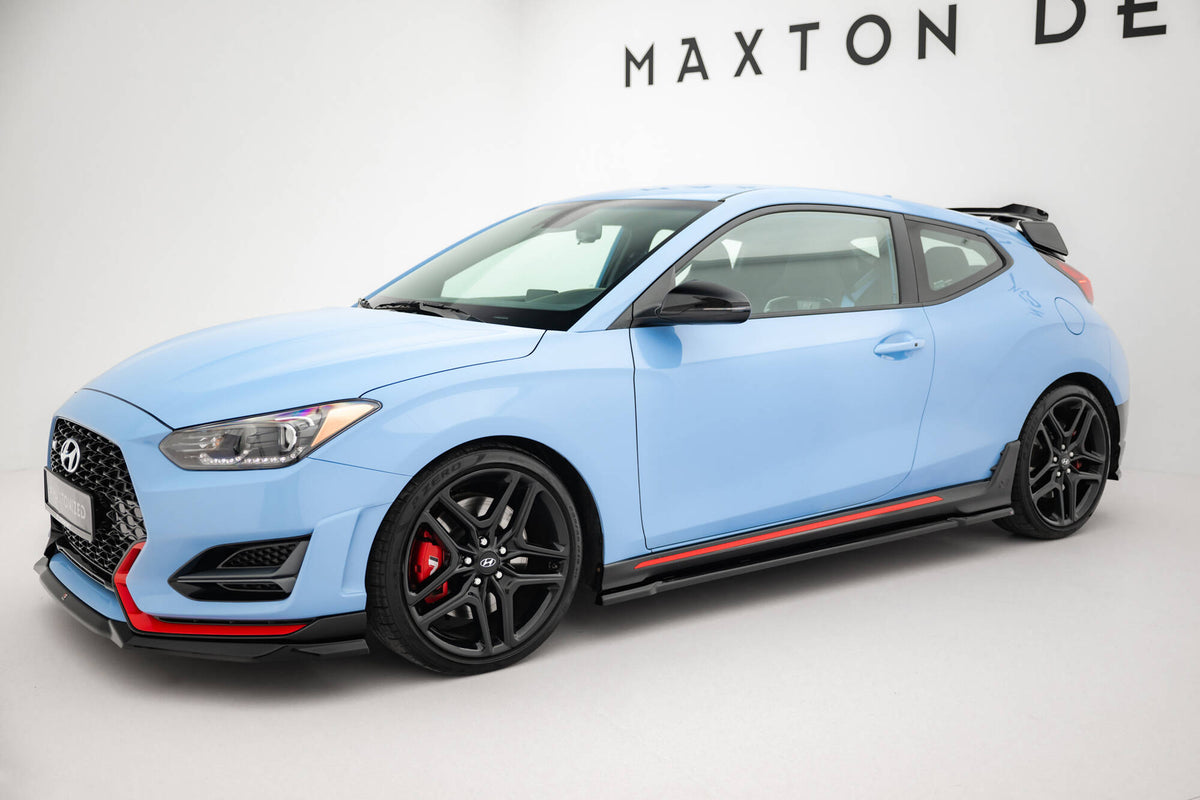 Maxton Design sideskjørt montert på Hyundai Veloster N MK2, skrå vinkel fra siden
