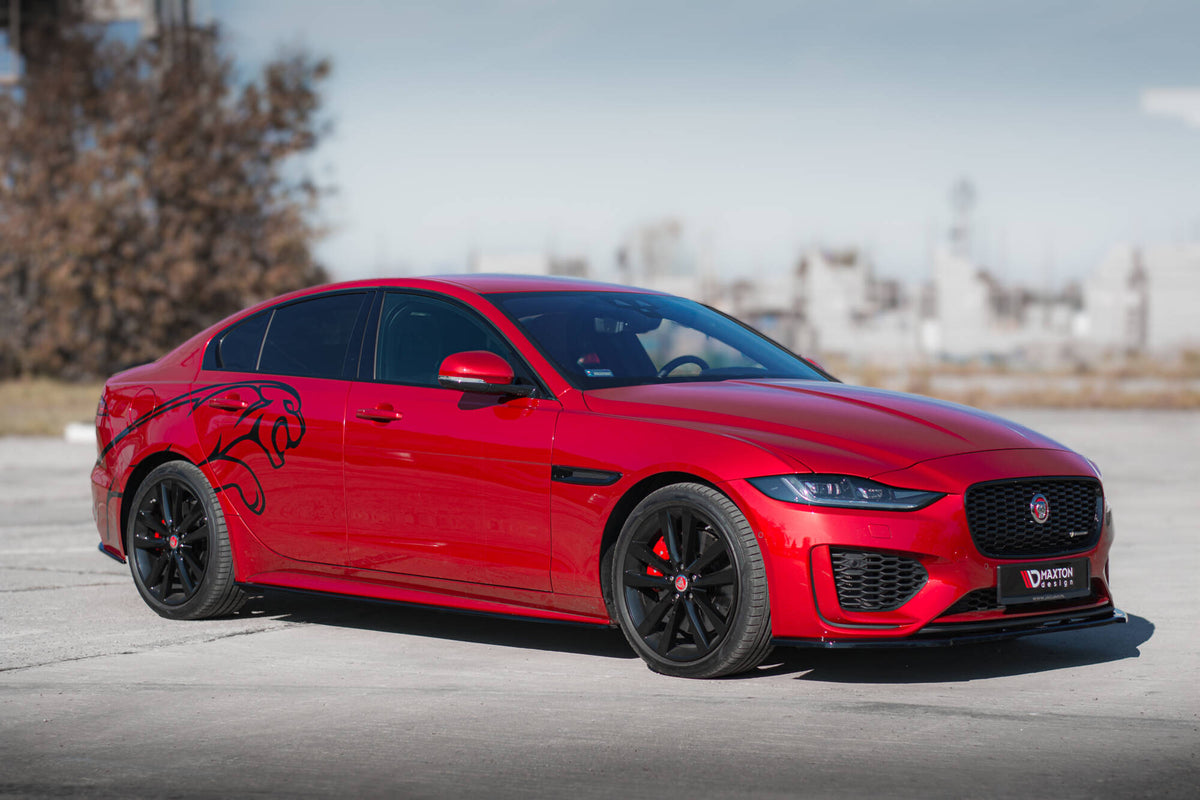 Sideskjørt diffusorer til Jaguar XE R-Dynamic facelift sett ovenfra på sort bakgrunn
