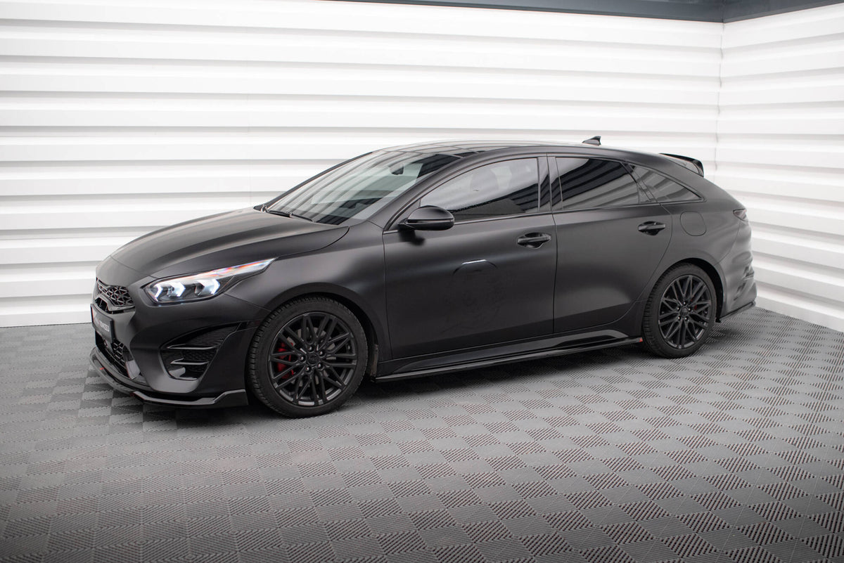 Nærbilde av overflatestruktur på Maxton Design terskelforlenger for Kia Ceed GT