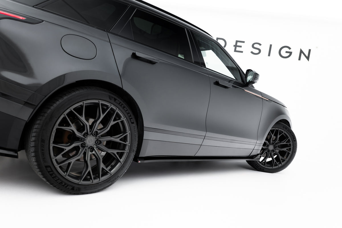 Sidepanelforlenger til Range Rover Velar R-Dynamic montert langs terskelen, sett fra siden