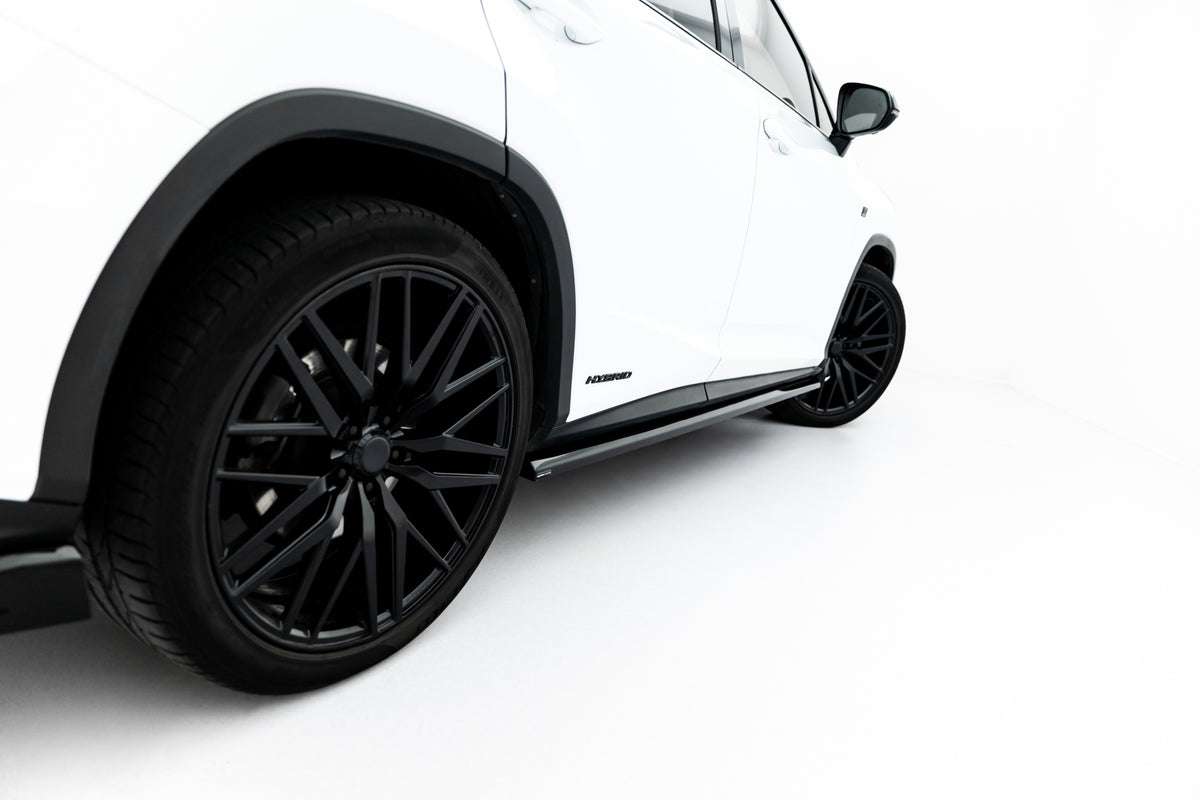 Detaljbilde av Gloss Black-overflaten på sideskjørt diffuser til Lexus RX