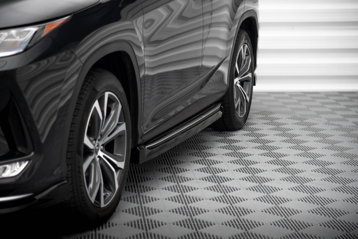 Nærbilde av Maxton Design sideskjørt for Lexus RX med OEM trinnlister