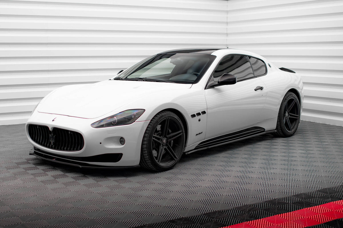 Nærbilde av sideskjørt-diffuser i sort ABS-plast for Maserati Granturismo S